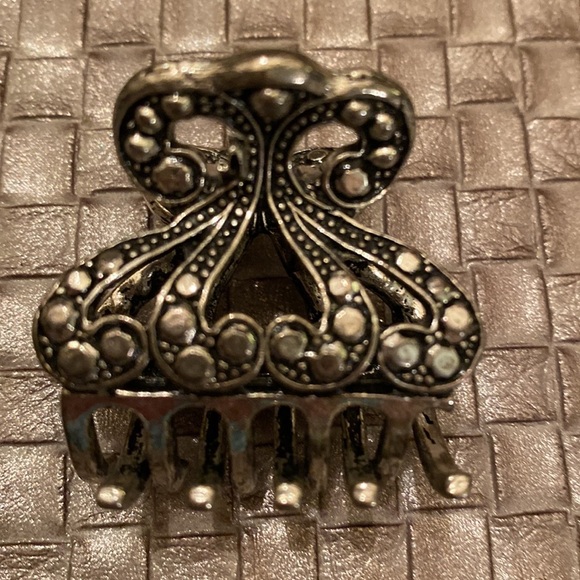 Silvertone metal hair clip - Picture 3 of 4